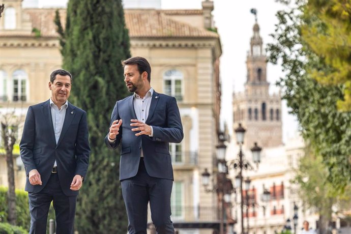 El presidente de la Junta de Andalucía y líder de los 'populares' en esa comunidad, Juanma Moreno y el presidente del PP de Asturias, Álvaro Queipo.