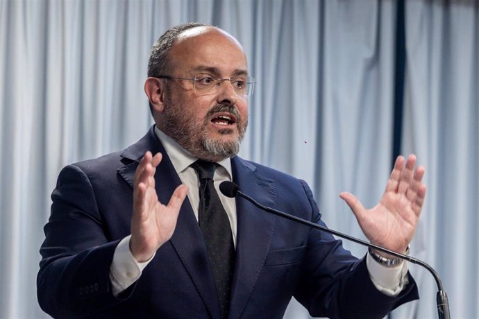 El presidente del Partido Popular catalán, Alejandro Fernández, durante la presentación de su libro ‘A calzón quitao’, en el Círculo de Bellas Artes, a 7 de abril de 2025, en Madrid (España). El libro presenta un análisis de la política catalana y su infl