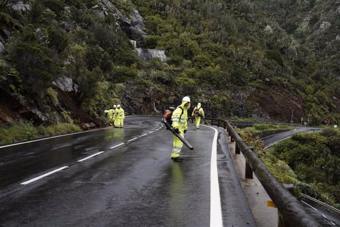 Operarios del servicio de carreteras del Cabildo de La Gomera