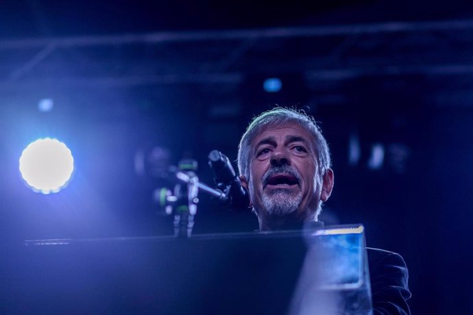 Archivo - El presentador Carlos Sobera, durante la lectura del pregón de las Fiestas del Pilar 2024 del distrito, en el Parque de la Vaguada, a 10 de octubre de 2024, en Madrid (España).