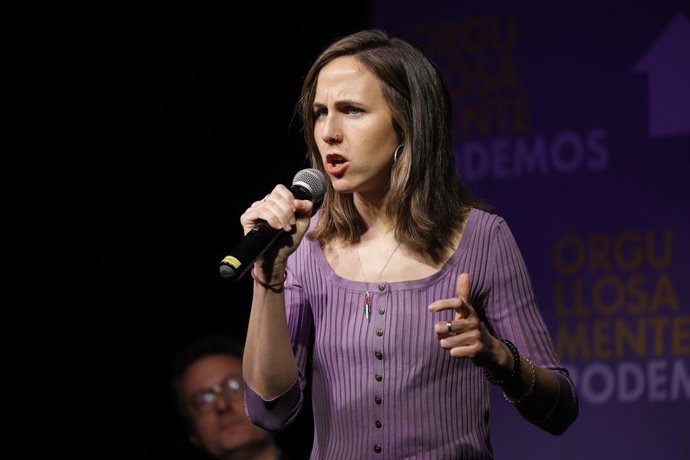 A secretária-geral do Podemos, Ione Belarra, fala durante um evento do Podemos no espaço social e cultural Nau Bostik, em 9 de abril de 2025, em Barcelona, Catalunha (Espanha).