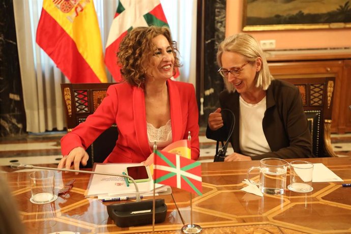 La vicepresidenta primera y ministra de Hacienda, María Jesús Montero (i), preside la reunión de la Comisión Mixta del Concierto Económico entre el Estado y el País Vasco, en el Ministerio de Hacienda, a 10 de abril de 2025, en Madrid (España).