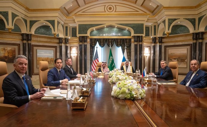 Archivo - Arquivo - 18 de fevereiro de 2025, Riad, Província de Riad, Arábia Saudita: Delegados dos EUA, da Arábia Saudita e da Rússia posam antes do início das conversações sobre a Guerra Russo-Ucrânia no Palácio Diriyah, em 18 de fevereiro de 2025, em R