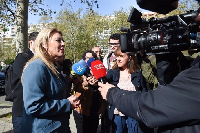 La consejera de Economía, Hacienda y Fondos Europeos y portavoz del Gobierno andaluz, Carolina España, atiende a los medios en Madrid.