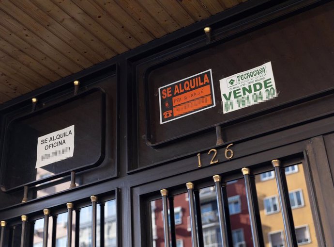 Archivo - Carteles de 'Se alquila' pegados en un portal