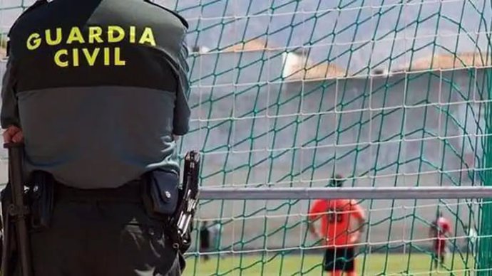 Archivo - Agente de la Guardia Civil durante un partido de fútbol.