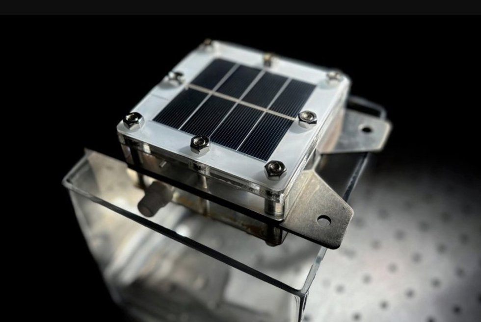 Un equipo dirigido por Cornell construyó un prototipo de dispositivo de 10 por 10 centímetros que produce hidrógeno verde libre de carbono mediante electrólisis de agua de mar con energía solar, con un subproducto importante: agua potable.
