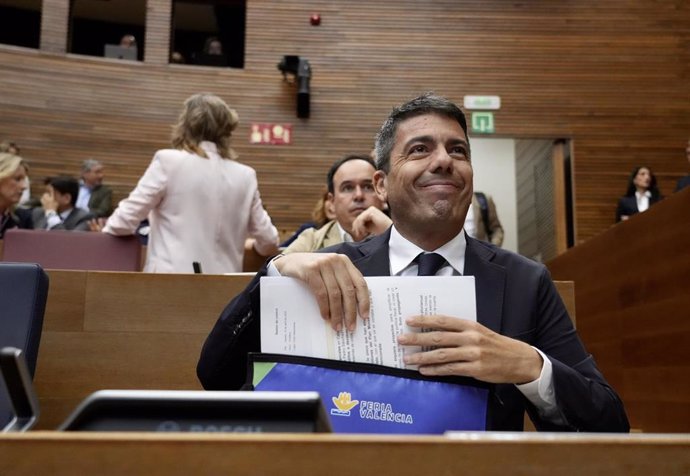 El president de la generalitat, Carlos Mazón, durante una sesión de control al president de la Generalitat valenciana, en Les Corts de Valencia, a 10 de abril de 2025, en Valencia
