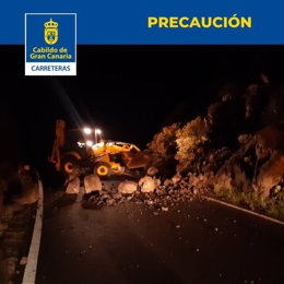 Rocas caídas en una carretera de Gran Canaria