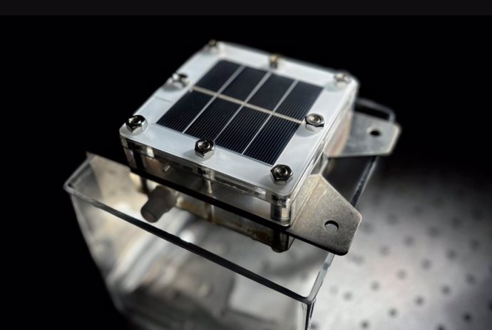 Uma equipe liderada pela Cornell construiu um protótipo de 10 por 10 centímetros que produz hidrogênio "verde" livre de carbono por meio da eletrólise da água do mar movida a energia solar, com um importante subproduto: água potável.