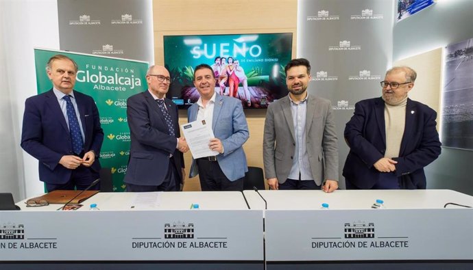 El presidente de la Diputación de Albacete, Santi Cabañero, ha firmado un convenio de colaboración entre Cultural Albacete y la Fundación Globalcaja para iniciar el primer Circuito Provincial de Teatro Clásico 'Almagro en Albacete'