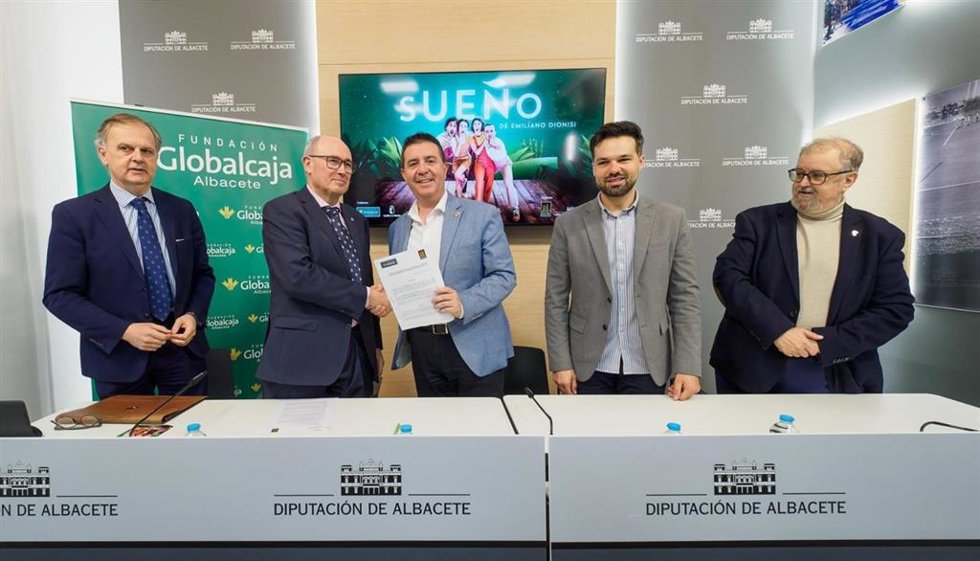 El presidente de la Diputación de Albacete, Santi Cabañero, ha firmado un convenio de colaboración entre Cultural Albacete y la Fundación Globalcaja para iniciar el primer Circuito Provincial de Teatro Clásico 'Almagro en Albacete'