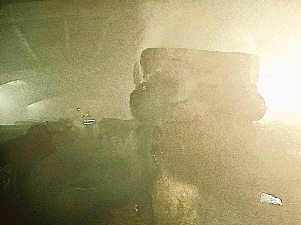 Los bomberos extienden el incendio de unas pacas en una estabulación de Sopeña