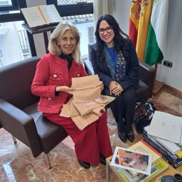 La embajadora de Guatemala en España, Jéssica Mendoza, junto a la subdelegada del Gobierno en Huelva, María José Rico.