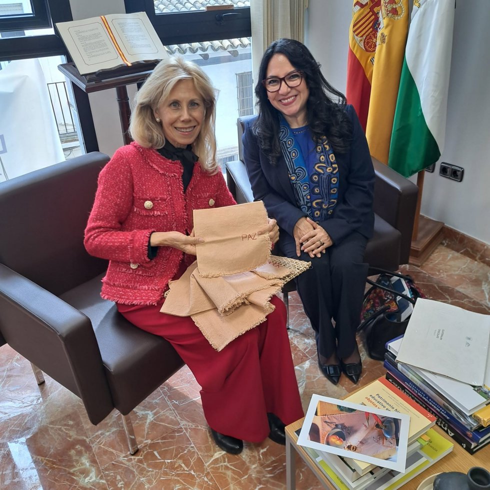 La embajadora de Guatemala en España, Jéssica Mendoza, junto a la subdelegada del Gobierno en Huelva, María José Rico.