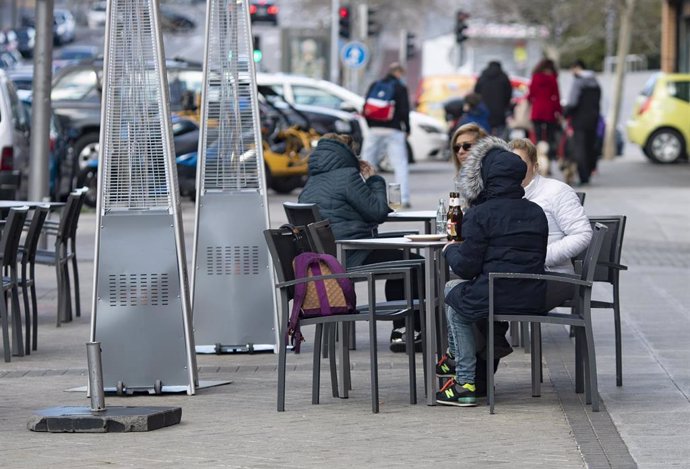 Archivo - Varios comensales disfrutan en una terraza de un bar de Carabanchel, en Madrid (España).