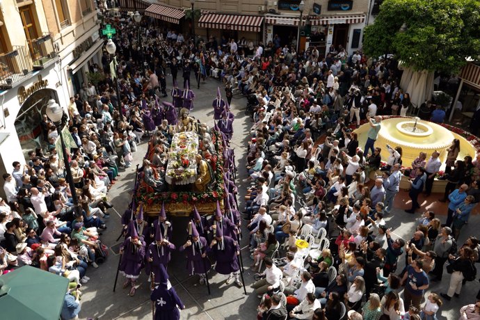 Archivo - Varias personas durante la procesión de Los Salzillos de la Real y Muy Ilustre Cofradía de Nuestro Padre Jesús Nazareno el Viernes Santo de la Semana Santa, a 29 de marzo de 2024, en Murcia, Región de Murcia (España). 