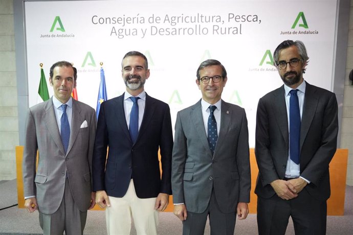 Agricultura e Industria defienden la compatibilidad de la actividad agraria con el desarrollo de las energías renovables.