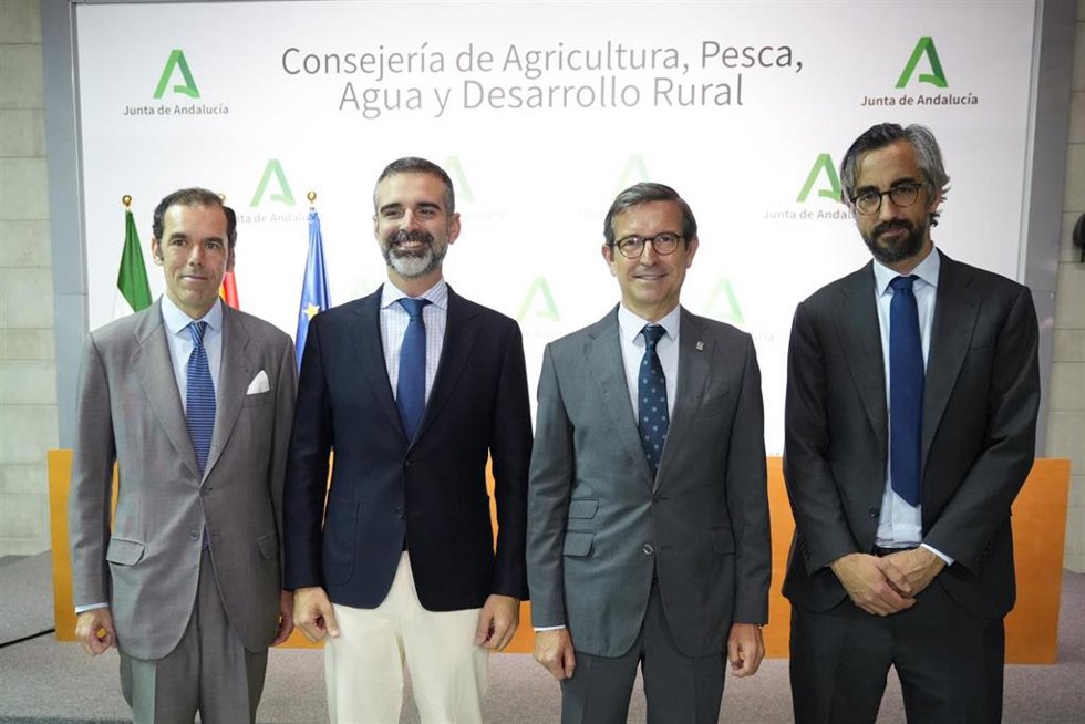 Agricultura e Industria defienden la compatibilidad de la actividad agraria con el desarrollo de las energías renovables.