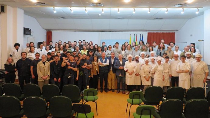 Entrega de diplomas acreditativos a los 45 alumnos que han participado en tres programas de empleo en el Centro de Formación Ocupacional de Islantilla (CEFO).