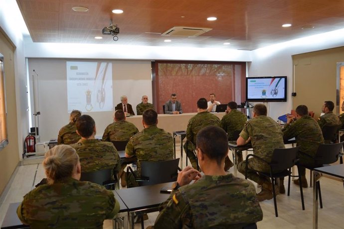 El delegado de Empleo de la Junta en Granada, Javier Martín, ha presidido la apertura de un curso con militares en el Centro de Prevención de Riesgos Laborales