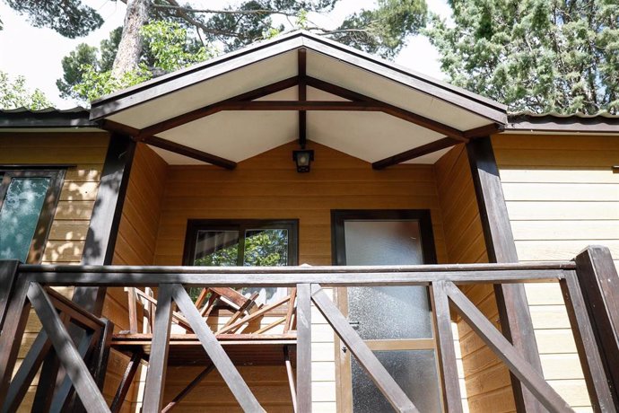 Archivo - Entrada a un bungalow del Camping Internacional de Aranjuez.