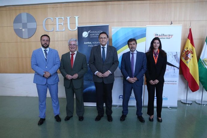 El consejero de Universidad, José Carlos Gómez Villamandos, en la jornada sobre clústeres aeronáuticos.