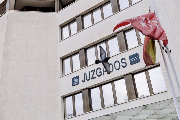 Archivo - Exterior de los juzgados de Plaza de Castilla durante la llegada a declarar de los policóias responsables del atestado a los juzgados de Plaza de Castilla, a 8 de enero de 2025, en Madrid (España). 