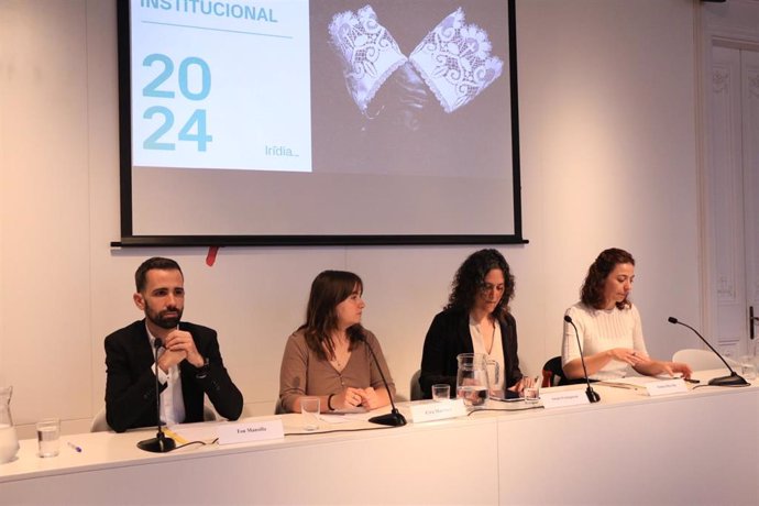 El abogado Ton Mansilla, la psicóloga Cira Martínez, la directora de Irídia, Anaïs Franquesa, y la coordinadora de litigios de Irídia, Sònia Olivella durante la rueda de prensa en la que Irídia ha presentado su informa anual sobre violencia institucional