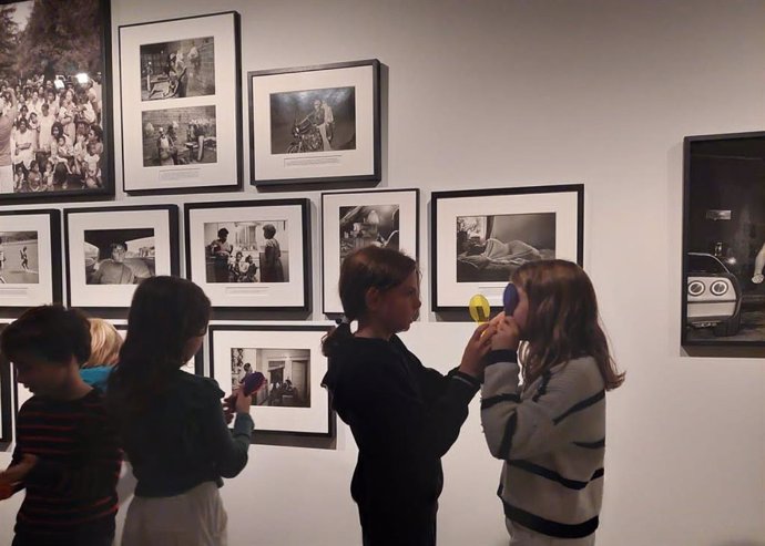 Nens en una exposició fotogràfica