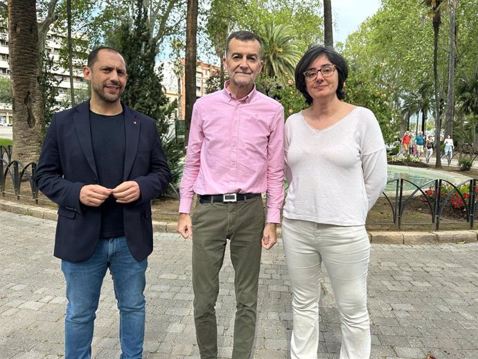 Antonio Maíllo (centro), entre los dirigentes de IU en Córdoba.