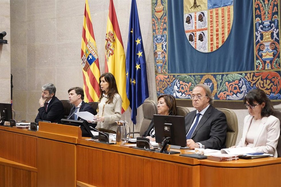 La presidenta de las Cortes de Aragón, Marta Fernández, da lectura a la declaración institucional.