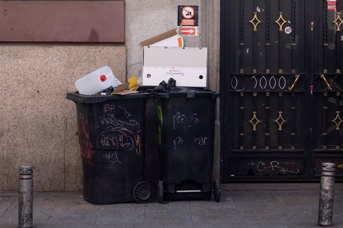 Archivo - Cubos de basura