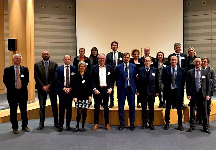 El asesor de Desarrollo Económico de la región de Lombardía, Guido Guidesi, en Bruselas junto a representantes de asociaciones de automoción y accionistas, tras la presentación del manifiesto sobre combustibles renovables