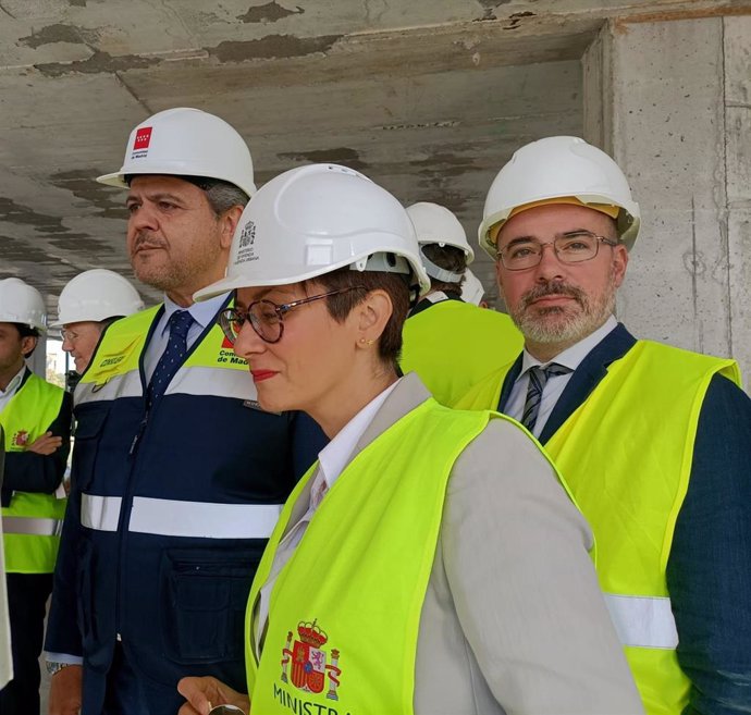 El consejero de Vivienda de la Comunidad de Madrid, Jorge Rodrigo, la ministra de Vivienda, Isabel Rodríguez, y el delegado del Gobierno, Francisco Martín