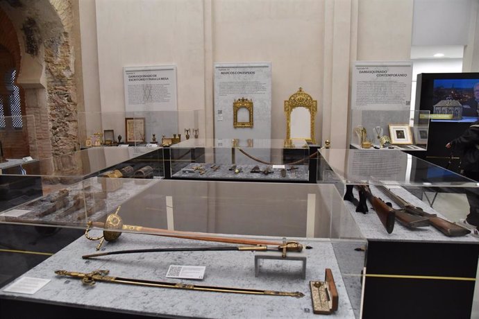 Pasado presente y futuro se unen en las 167 piezas que conforman la muestra de damasquinado en la Mezquita de Tornerías