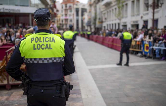 Archivo - Policía Local en el inicio de la Carrera Oficial de la Semana Santa de Huelva.