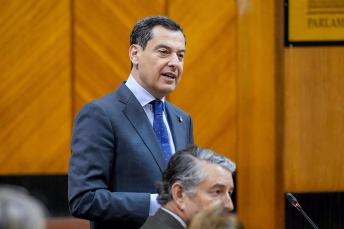 El presidente de la Junta de Andalucía, Juanma Moreno, este jueves en el Pleno del Parlamento.