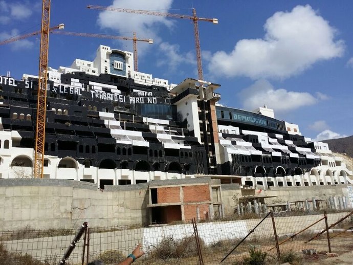 Archivo - Hotel edificado en la playa de El Algarrobico, en Carboneras (Almería). 