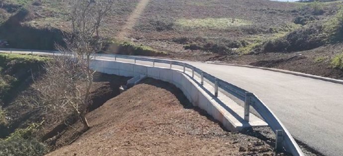 Archivo - Las obras de la CE-8 se han centrado en la construcción de dos muros de hormigón y la reposición del firme, el drenaje, el sistema de contención y la señalización.