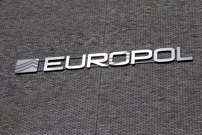 Archivo - 6 de junho de 2018 - Haia, PAÍSES BAIXOS - Logotipo da Europol retratado durante uma visita de trabalho do primeiro-ministro belga e do ministro do Interior na sede da Europol (Serviço Europeu de Polícia) em Haia, Países Baixos, quarta-feira, 06