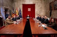 La oposición apoya las medidas contra los aranceles, pero critica la alianza del PP "con los trumpistas de Baleares"