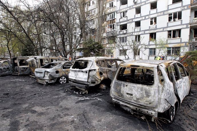 9 de abril de 2025, Dnipro, Ucrânia: Carros destruídos são vistos do lado de fora de um bloco residencial de vários andares danificado pela queda de destroços de um drone de ataque russo, em Dnipro, Ucrânia, em 9 de abril de 2025