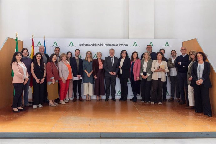 La consejera de Cultura y Deporte, Patricia del Pozo, asiste a la comisión de seguimiento del Plan Nacional de Paisaje Cultural, que celebra su 17ª reunión de forma extraordinaria en las instalaciones del IAPH.