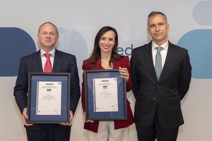 Beatriz Corredor, presidenta de Redeia, y Rafael García Meiro, CEO de Aenor, recibe la máxima calificación en la certificación de Buen Gobierno Corporativo de AENOR y se convierte en la primera empresa a la que certifica su canal ético