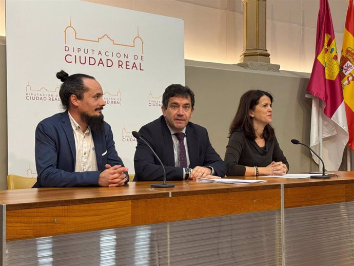 El presidente de la Diputación de Ciudad Real, Miguel Ángel Valverde; la vicepresidenta primera, María Jesús Pelayo, y el presidente de la Federación Regional Castellano-Manchega de Sociedades de Música, Jorge Román.
