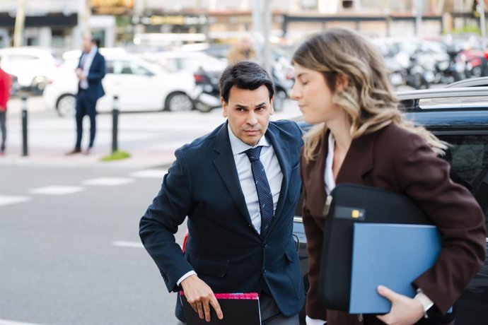 O sócio do presidente da Comunidade de Madri, Alberto González Amador, chega aos Tribunais da Plaza de Castilla para depor em 10 de abril de 2025 em Madri (Espanha). Gonzalez Amador testemunhará como réu perante a juíza Inmaculada Iglesias e