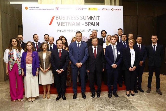 El ministro de Asuntos Exteriores, Unión Europea y Cooperación, José Manuel Albares (4i), el presidente del Gobierno, Pedro Sánchez (5i), y el ministro de Agricultura, Pesca y Alimentación, Luis Planas (5d), durante el Encuentro Empresarial España-Vietnam