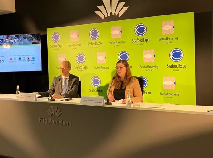 El director comercial de Fira de Barcelona, Rubén Dalmau, i la vicepresidenta de Seafood en Diversified --l'empresa organitzadora de l'esdeveniment--, Wynter Courmont