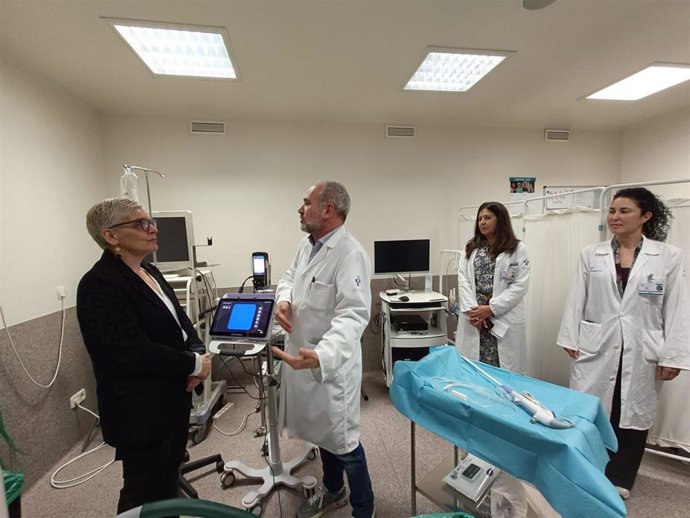 La consejera de Salud del Principado de Asturias, Concepción Saavedra, durante su visita al Servicio de Urología del hospital de Cabueñes.